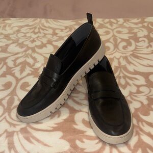 Vionic Women’s Black Loafers with Cream Sole size 11 Like NEW!